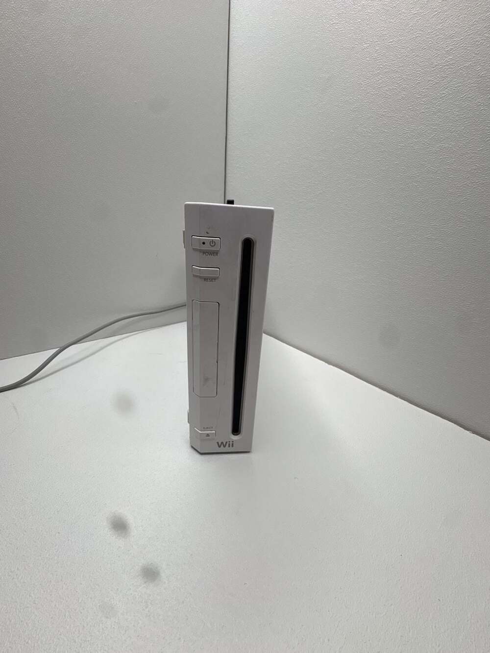 Nintendo Wii RVL-001 White Console with Wii Remote and GameCube Memory Card